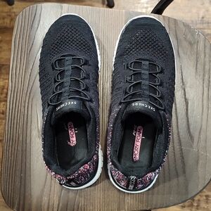 Skechers Women's Black and Pink Sneakers